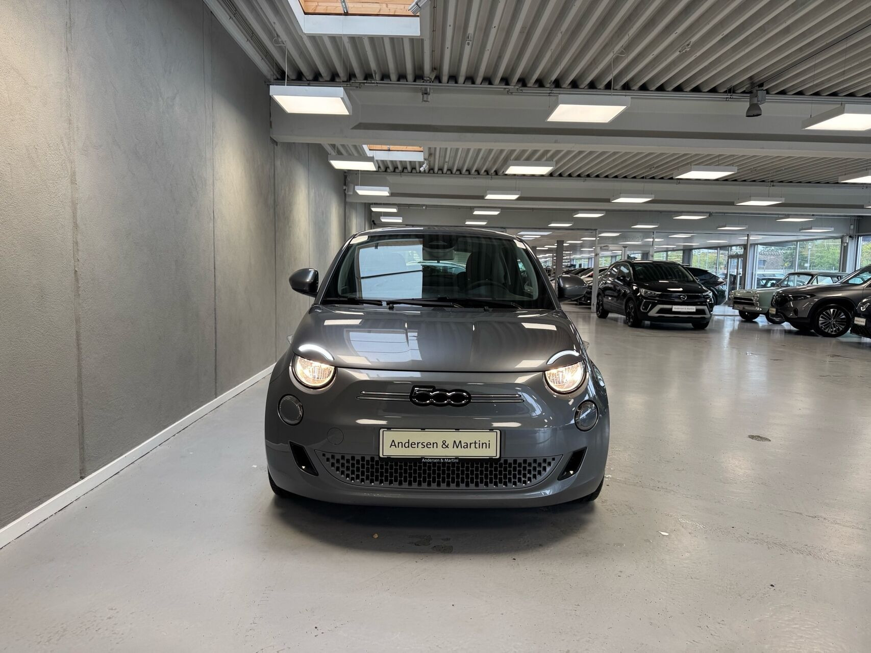 Grå Fiat 500e fra 2023