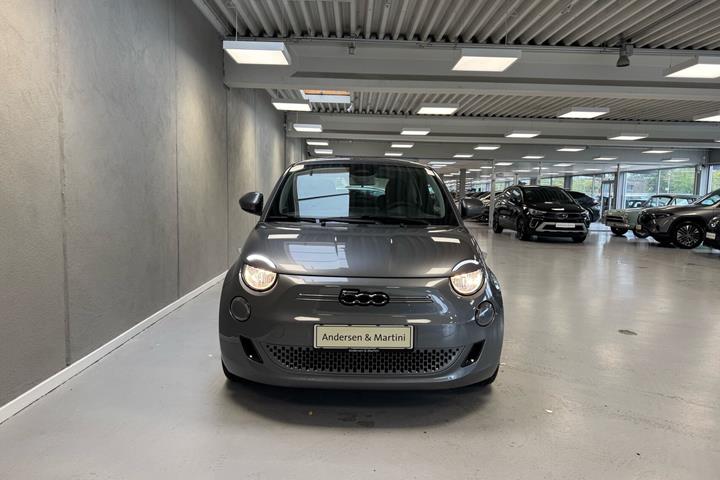 Grå Fiat 500e fra 2023