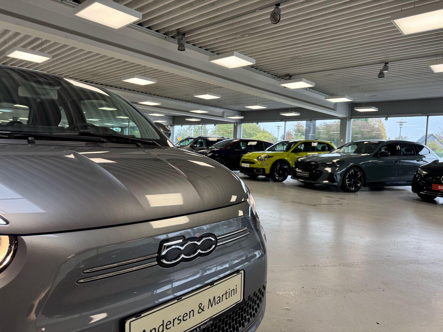 Grå Fiat 500e fra 2023