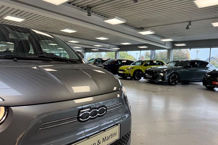 Grå Fiat 500e fra 2023