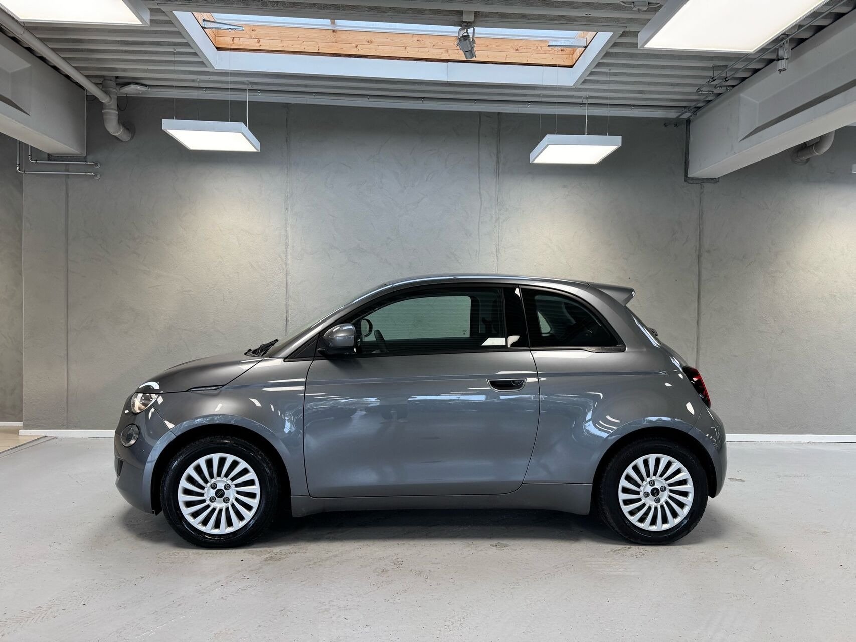 Grå Fiat 500e fra 2023