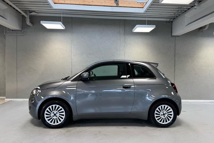 Grå Fiat 500e fra 2023