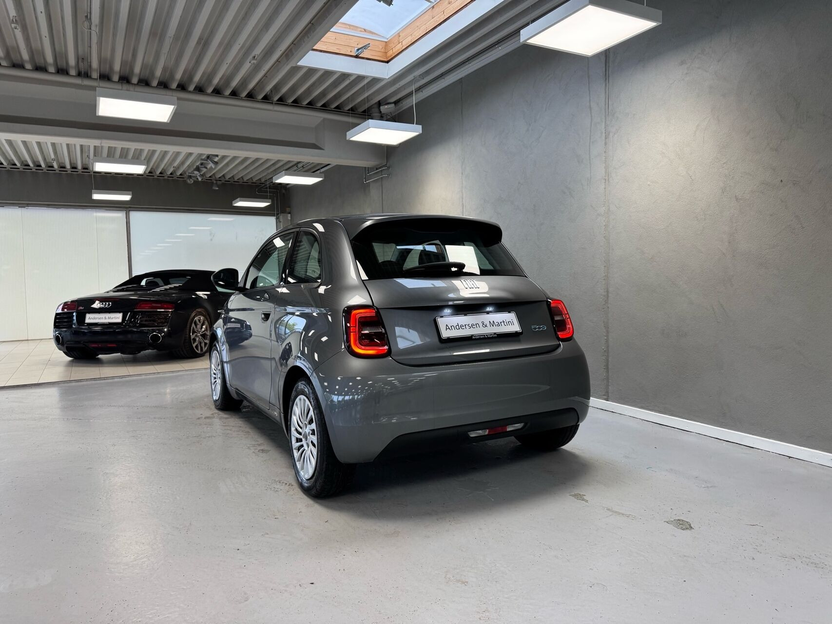 Grå Fiat 500e fra 2023