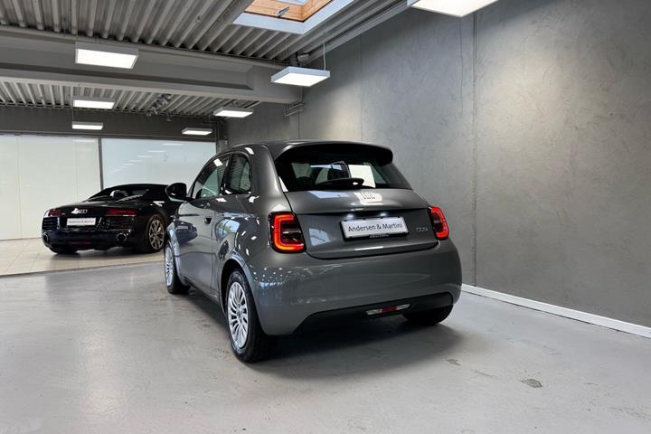 Grå Fiat 500e fra 2023