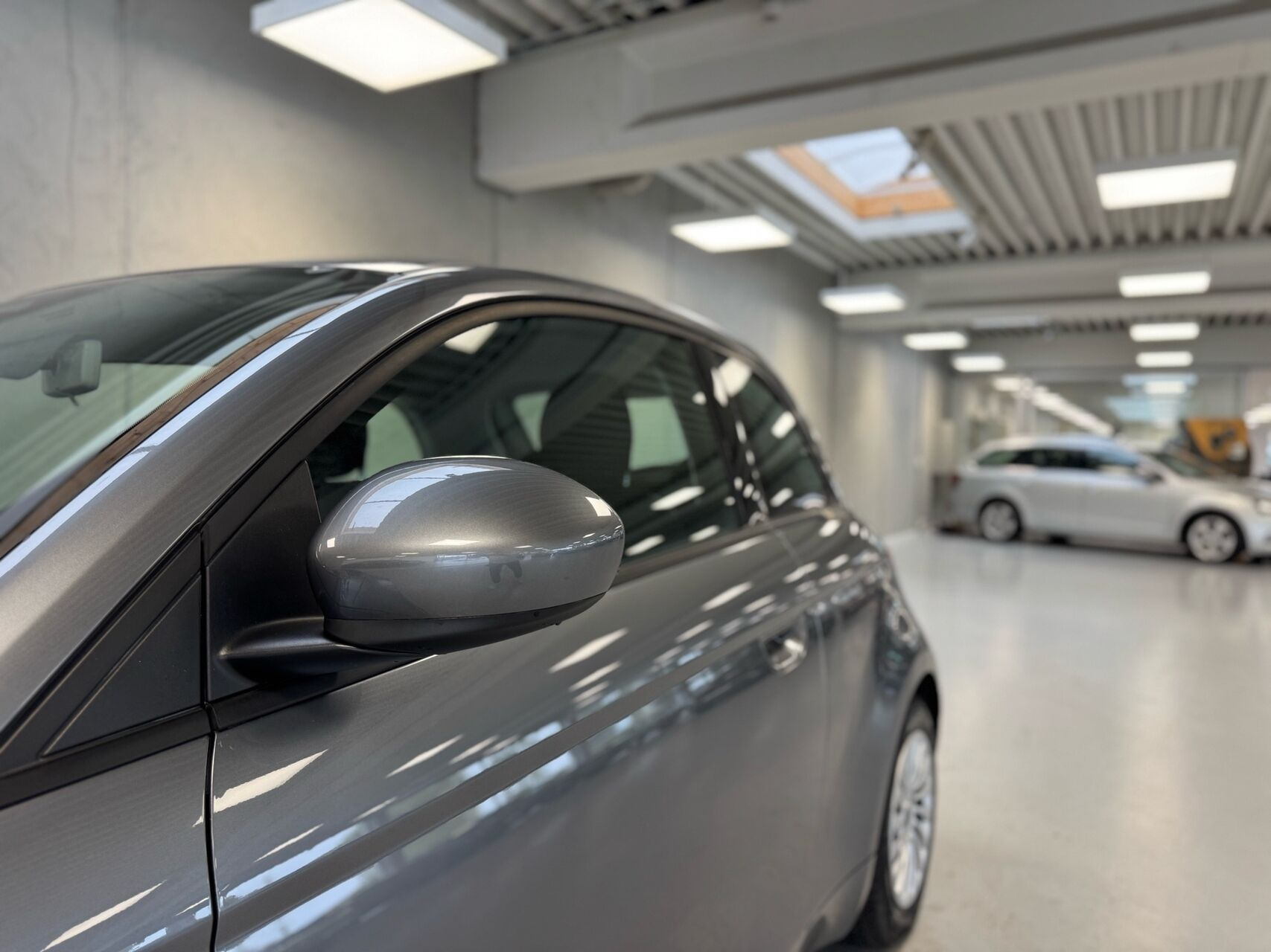 Grå Fiat 500e fra 2023