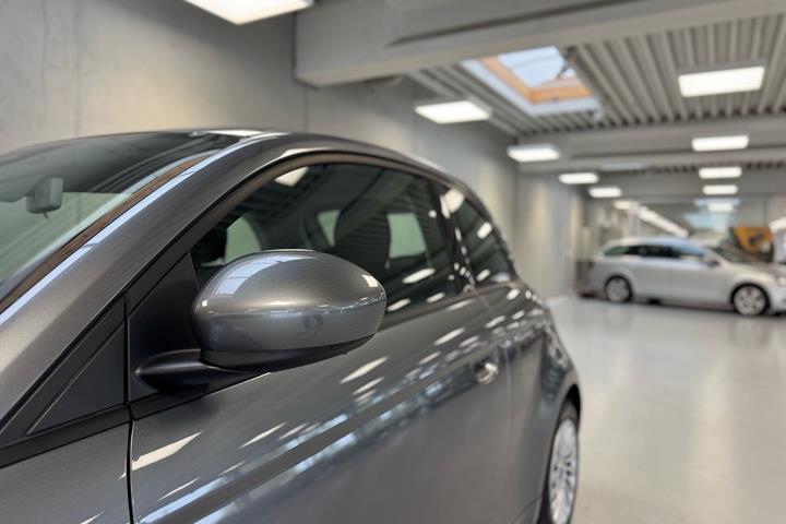 Grå Fiat 500e fra 2023