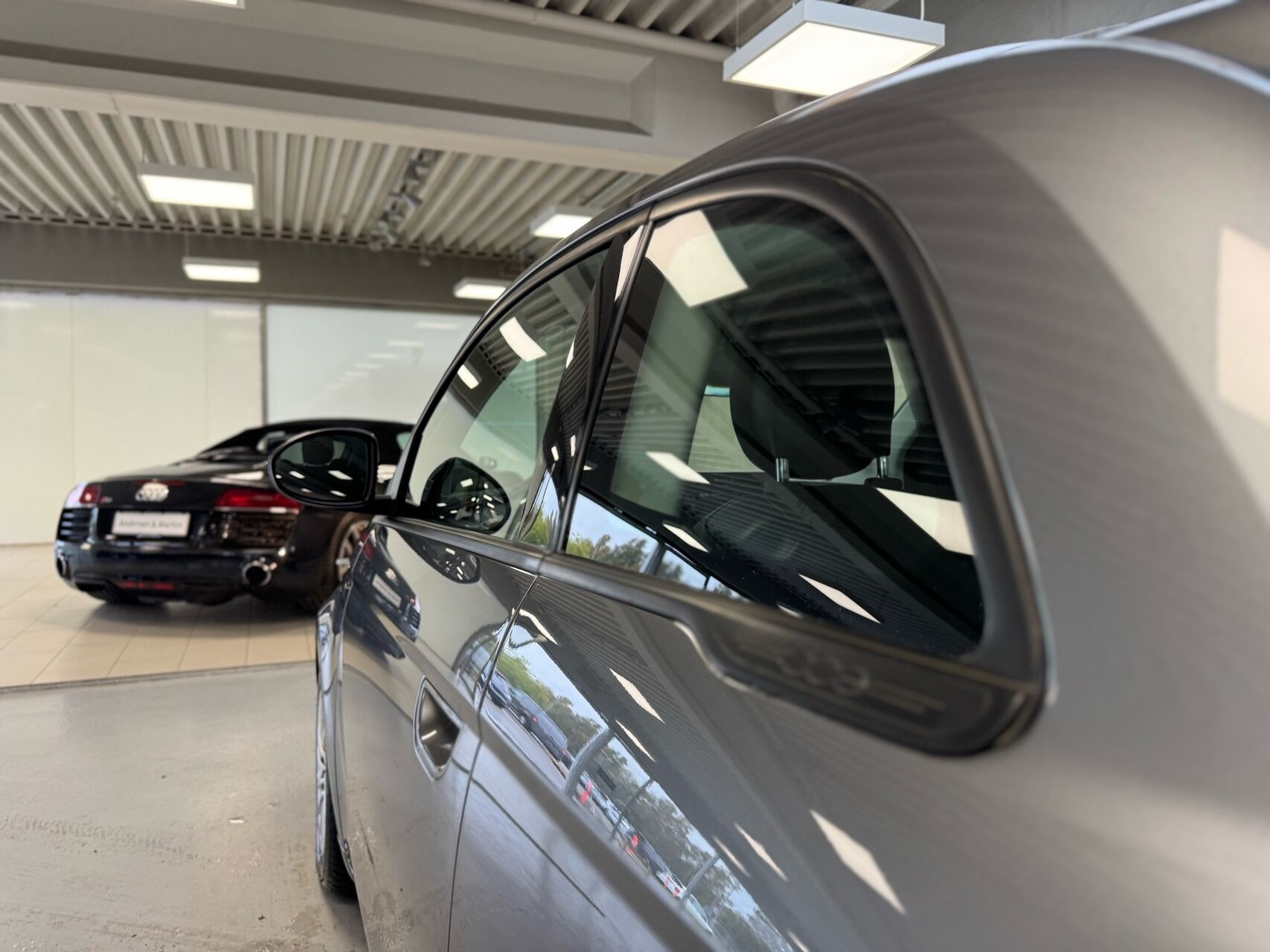 Grå Fiat 500e fra 2023