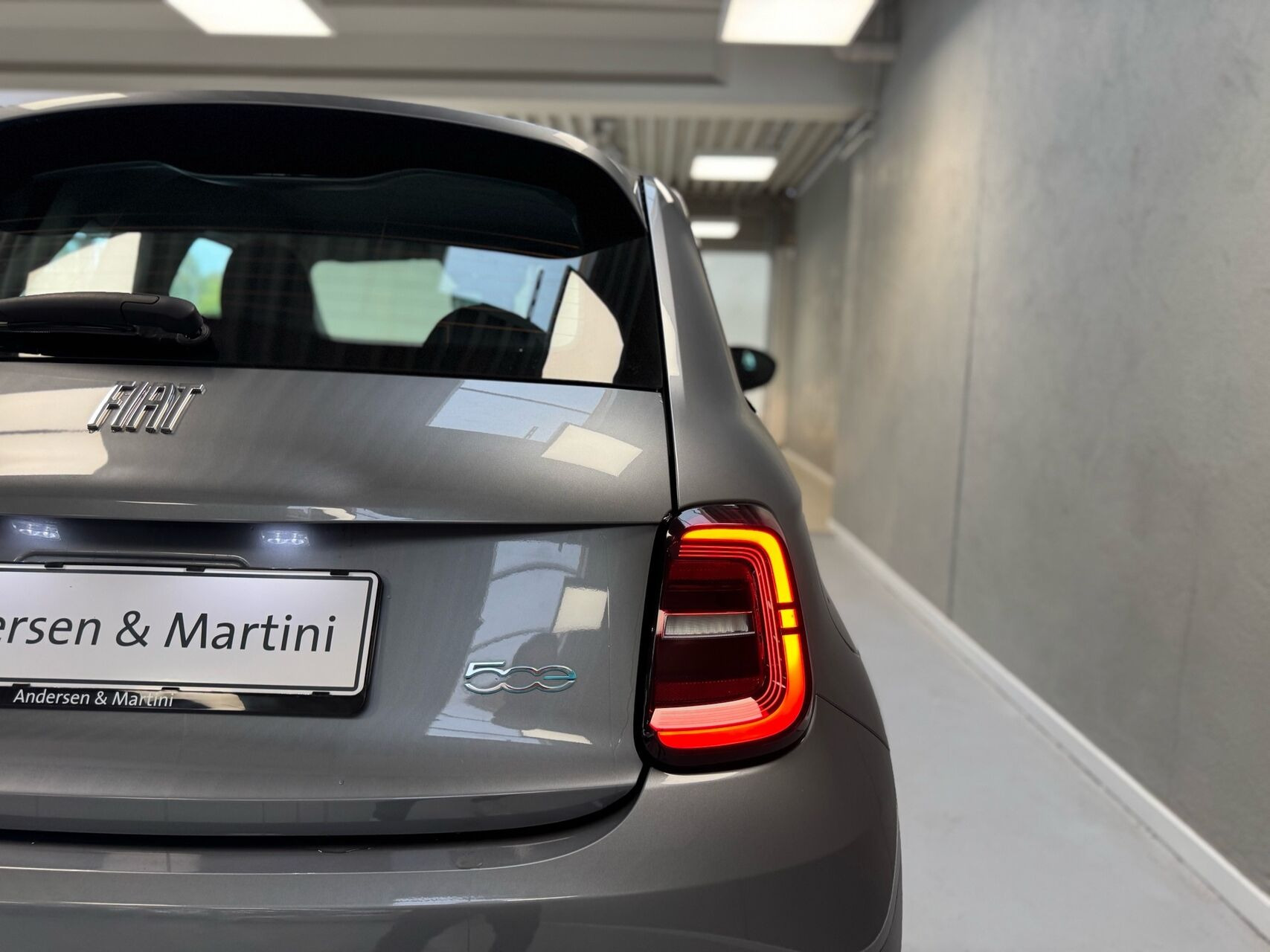 Grå Fiat 500e fra 2023