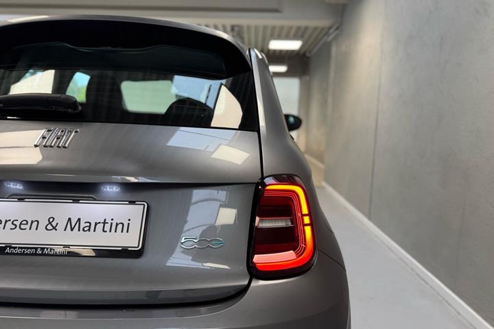Grå Fiat 500e fra 2023