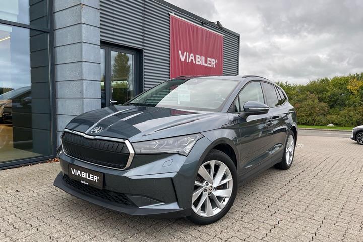Grå Skoda Enyaq fra 2022 set udefra
