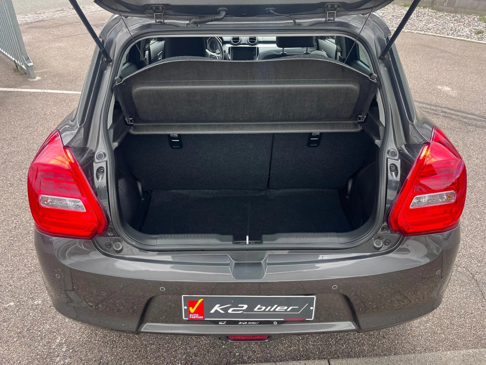 Grå Suzuki Swift fra 2023