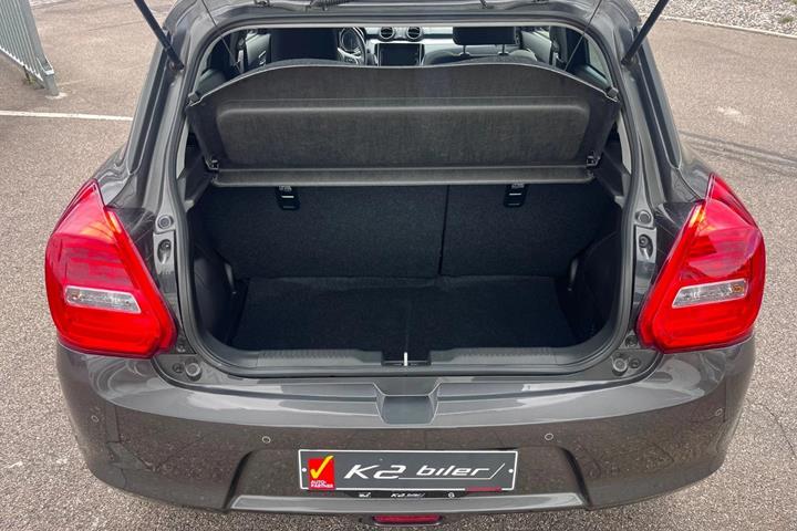 Grå Suzuki Swift fra 2023