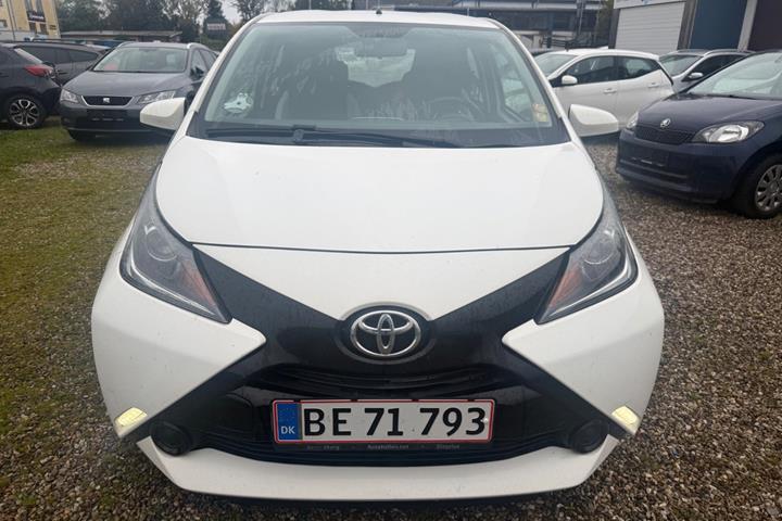 Hvid Toyota Aygo fra 2015