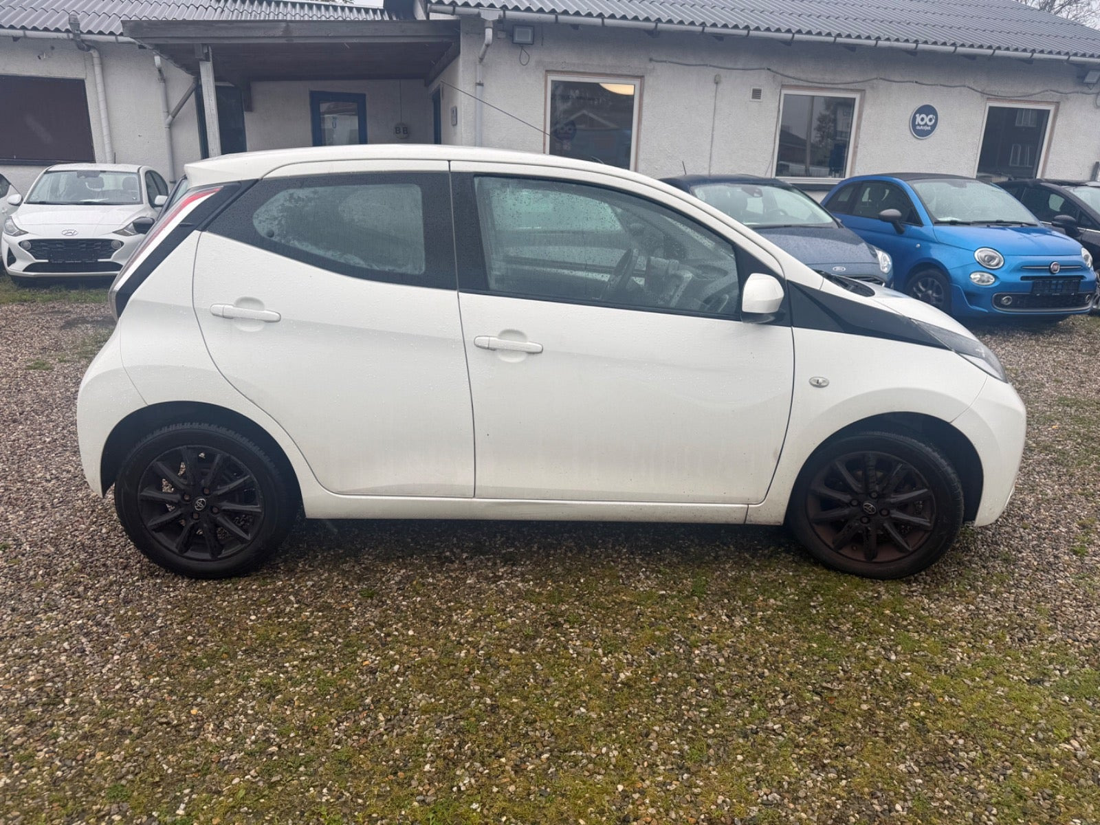 Hvid Toyota Aygo fra 2015