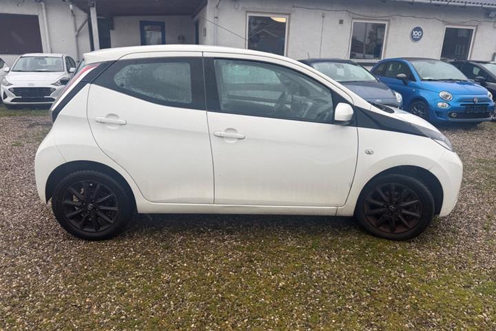 Hvid Toyota Aygo fra 2015