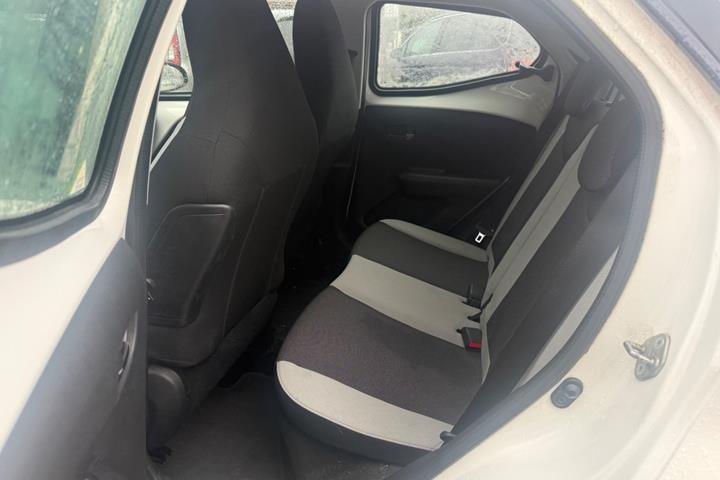 Hvid Toyota Aygo fra 2015