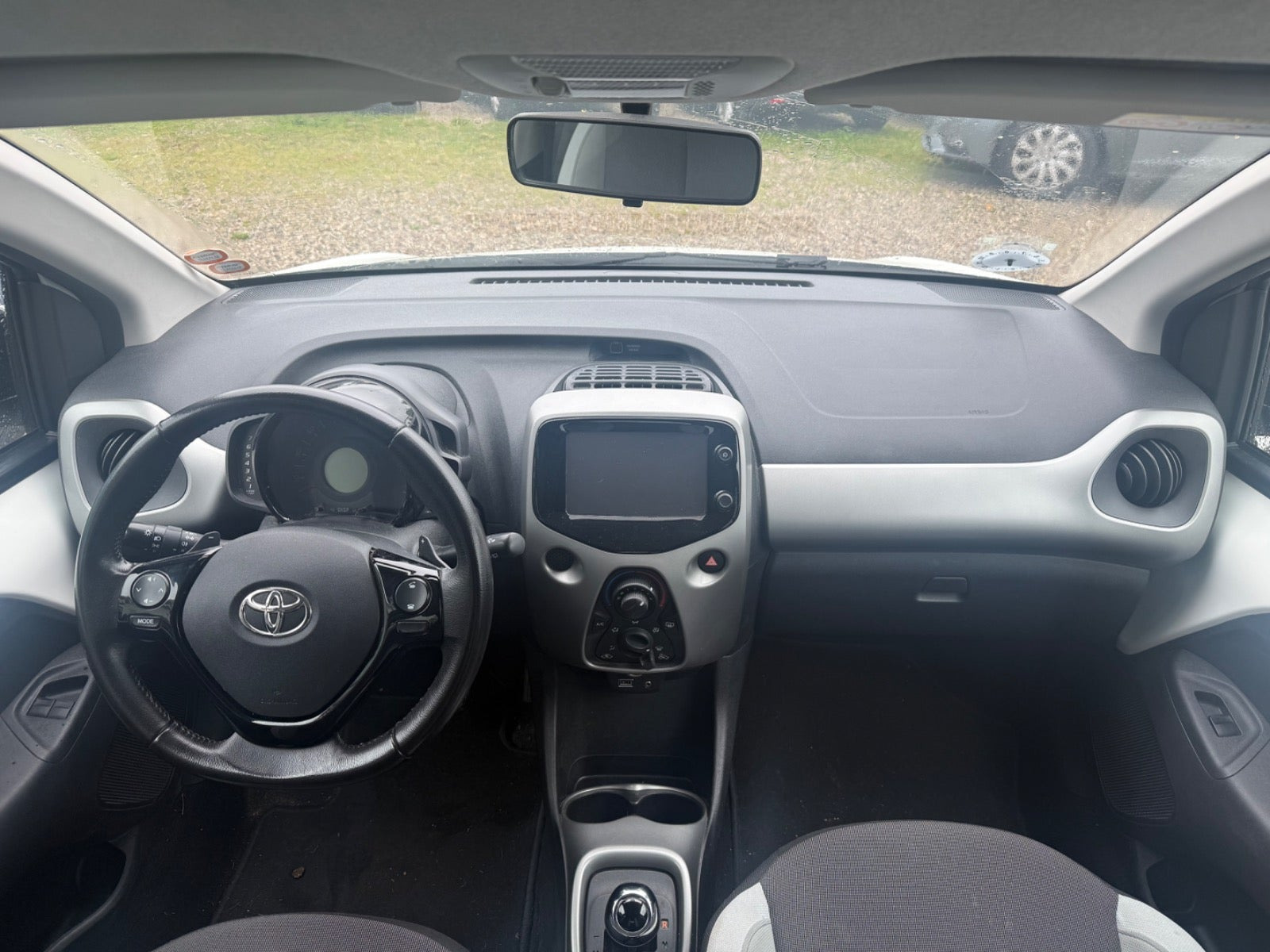 Hvid Toyota Aygo fra 2015