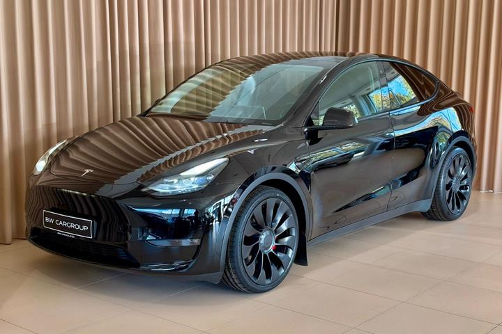 Sort Tesla Model Y fra 2023