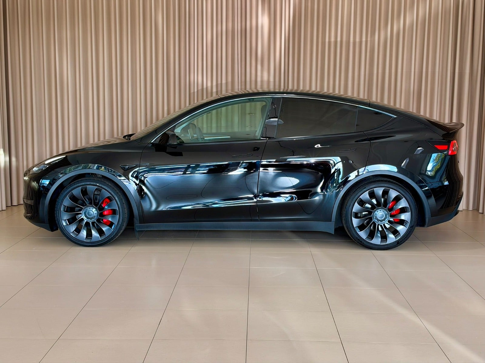 Sort Tesla Model Y fra 2023