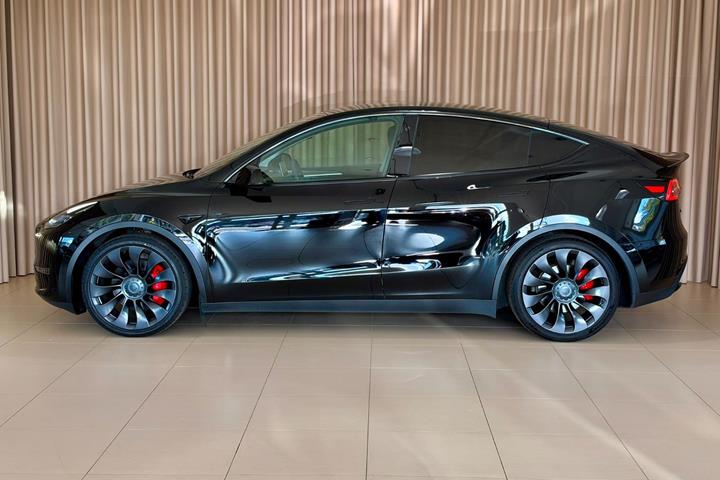 Sort Tesla Model Y fra 2023