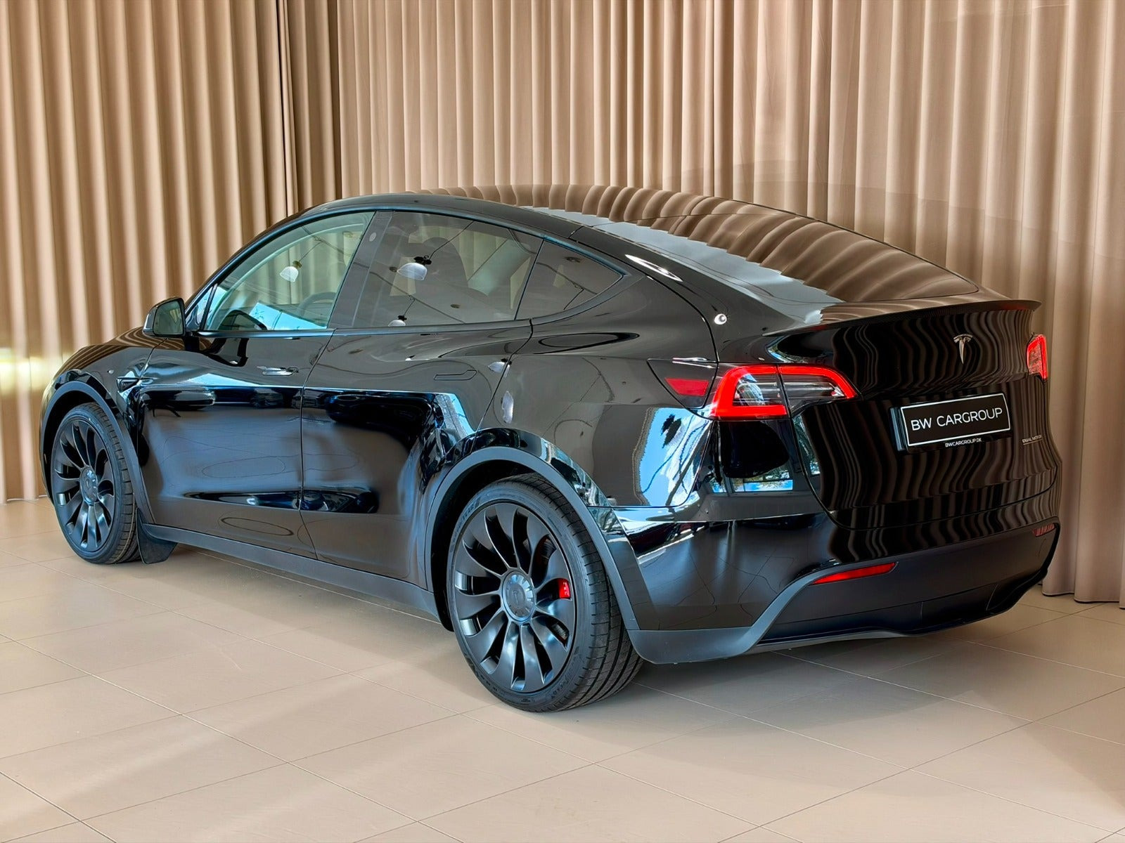 Sort Tesla Model Y fra 2023