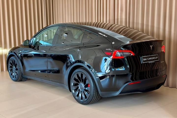 Sort Tesla Model Y fra 2023
