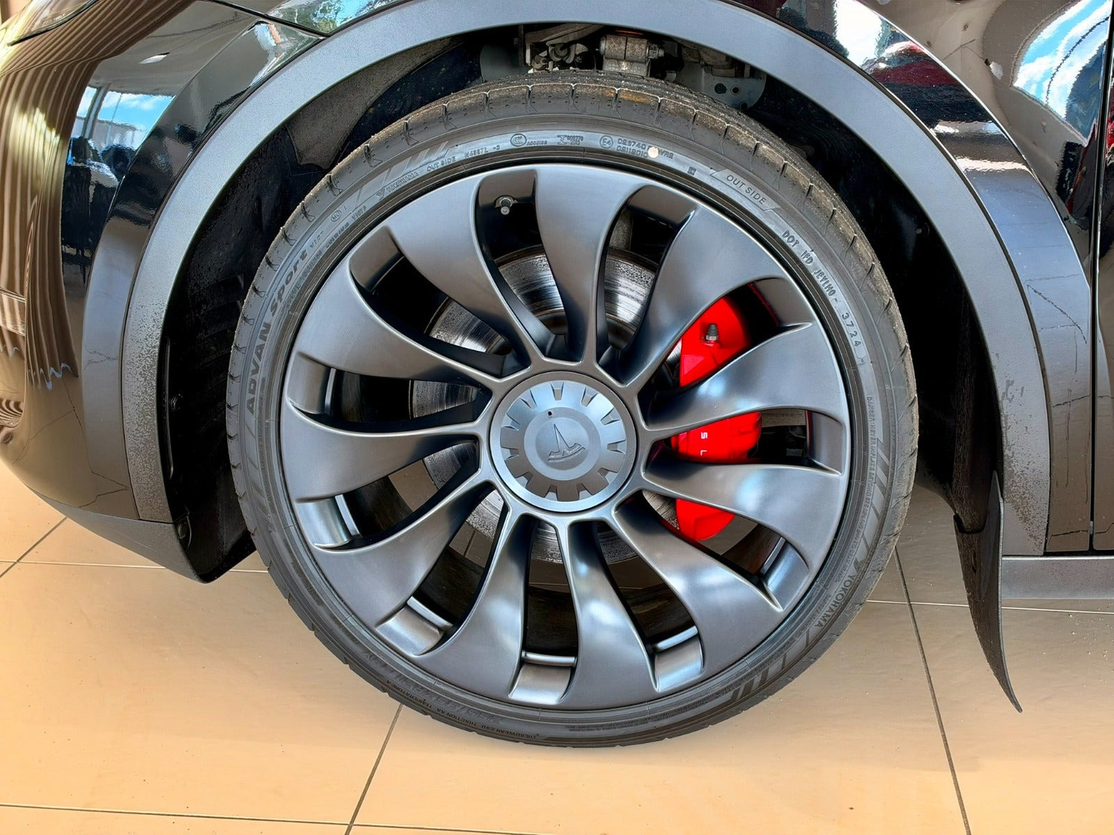 Sort Tesla Model Y fra 2023