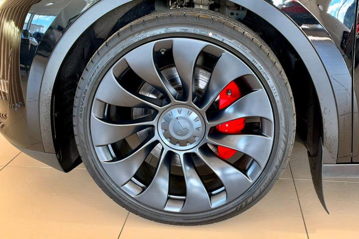 Sort Tesla Model Y fra 2023
