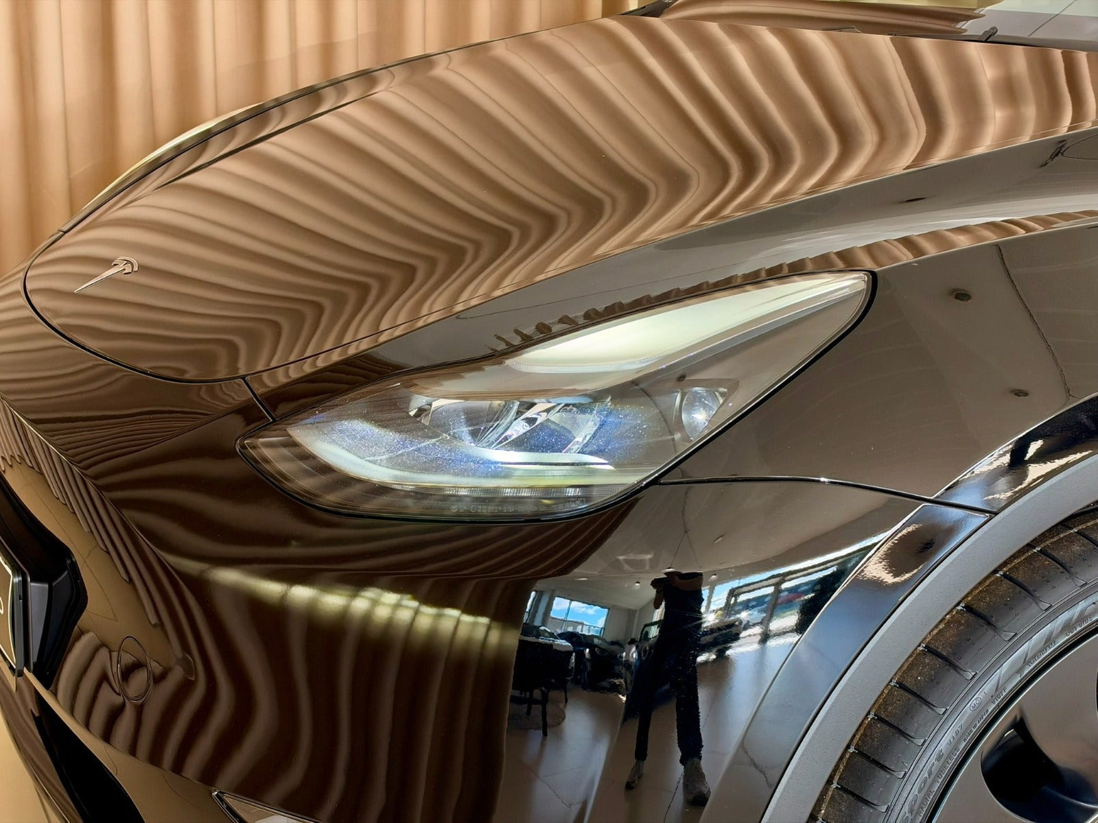 Sort Tesla Model Y fra 2023