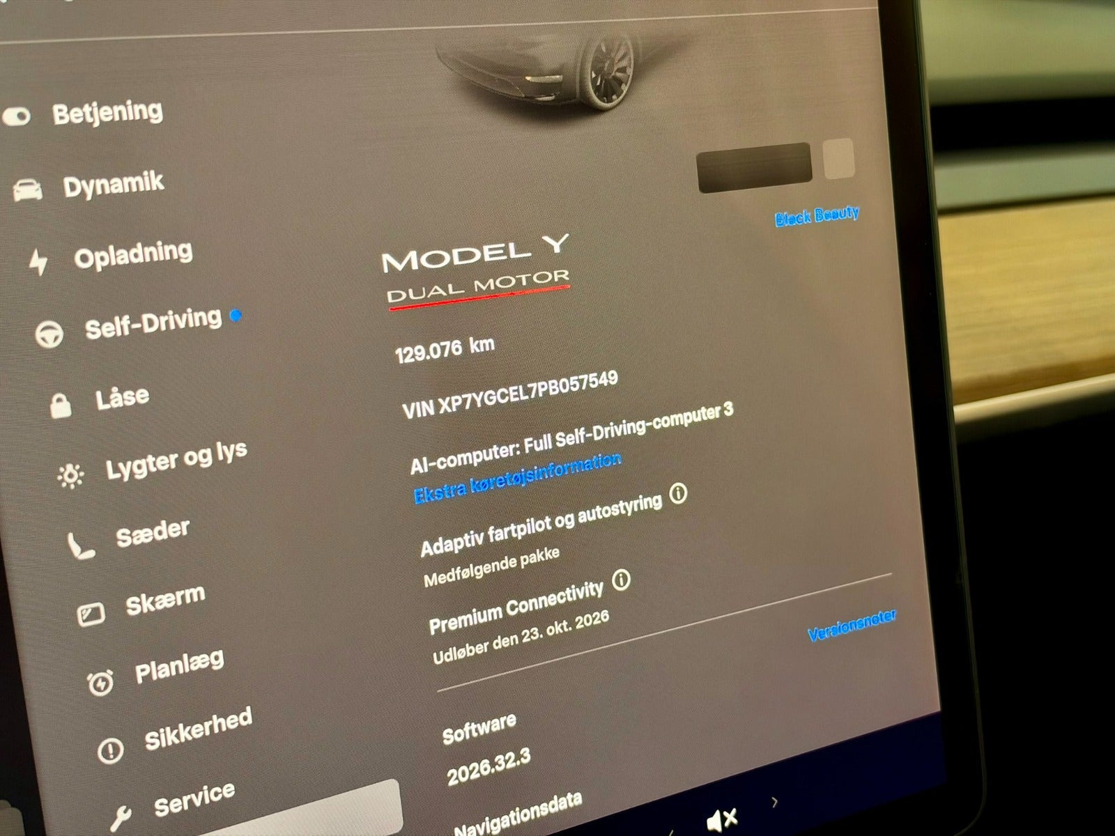 Sort Tesla Model Y fra 2023
