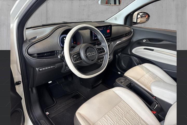 Hvid Fiat 500e fra 2023