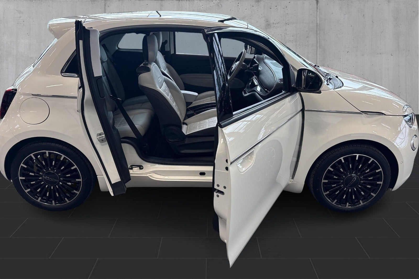 Hvid Fiat 500e fra 2023