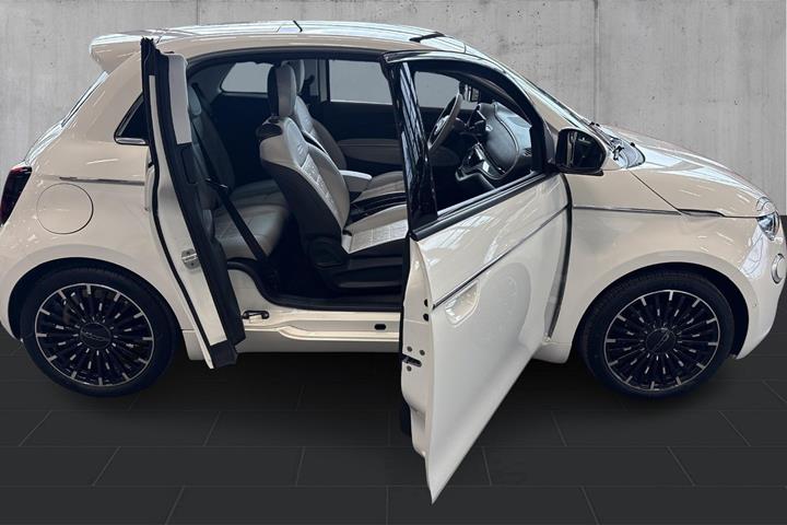 Hvid Fiat 500e fra 2023