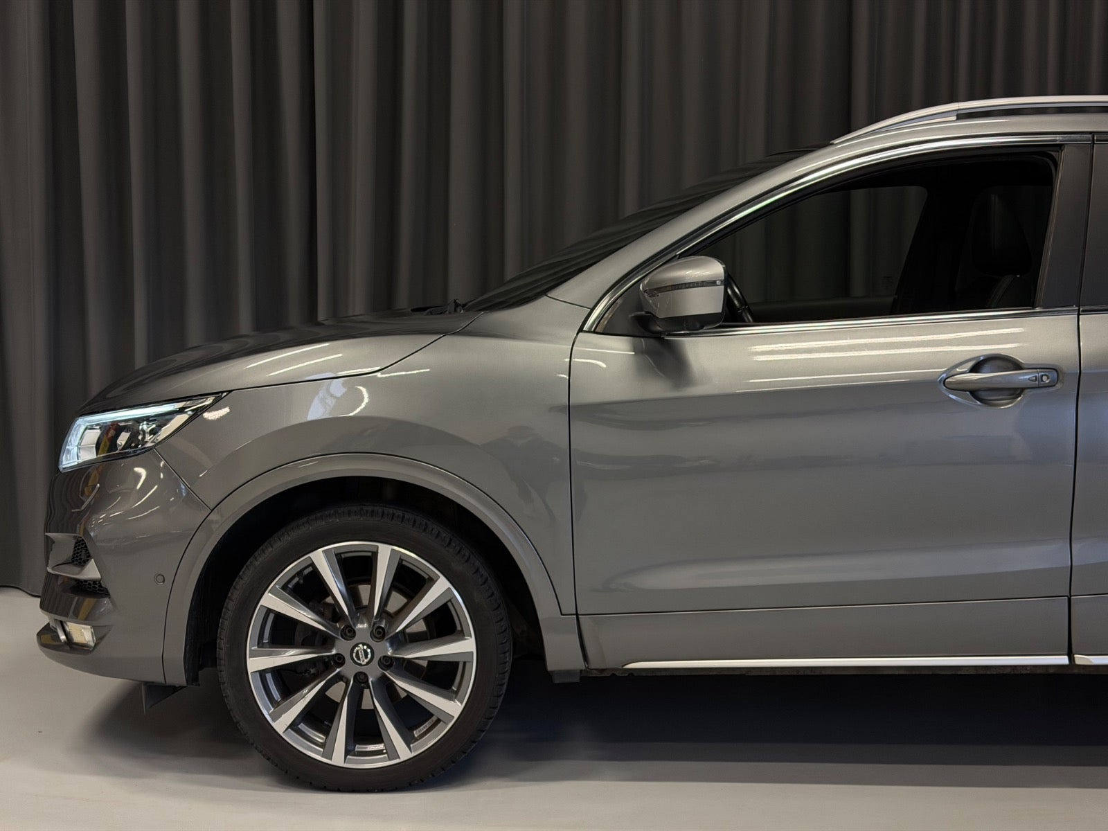 Grå Nissan Qashqai fra 2019