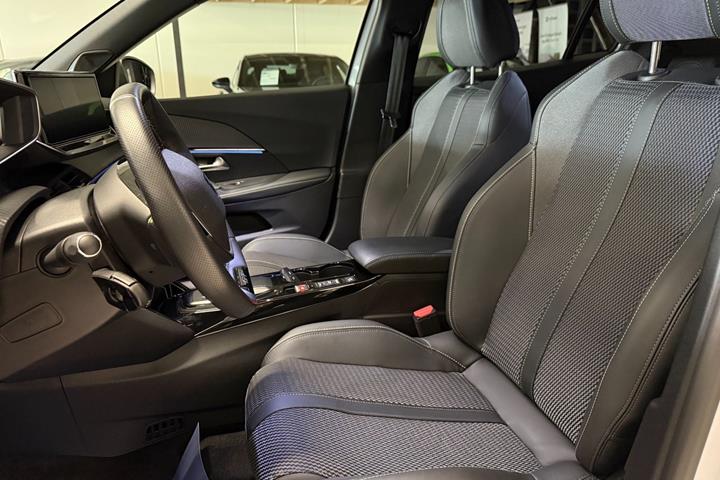 Hvid Peugeot e-2008 fra 2024