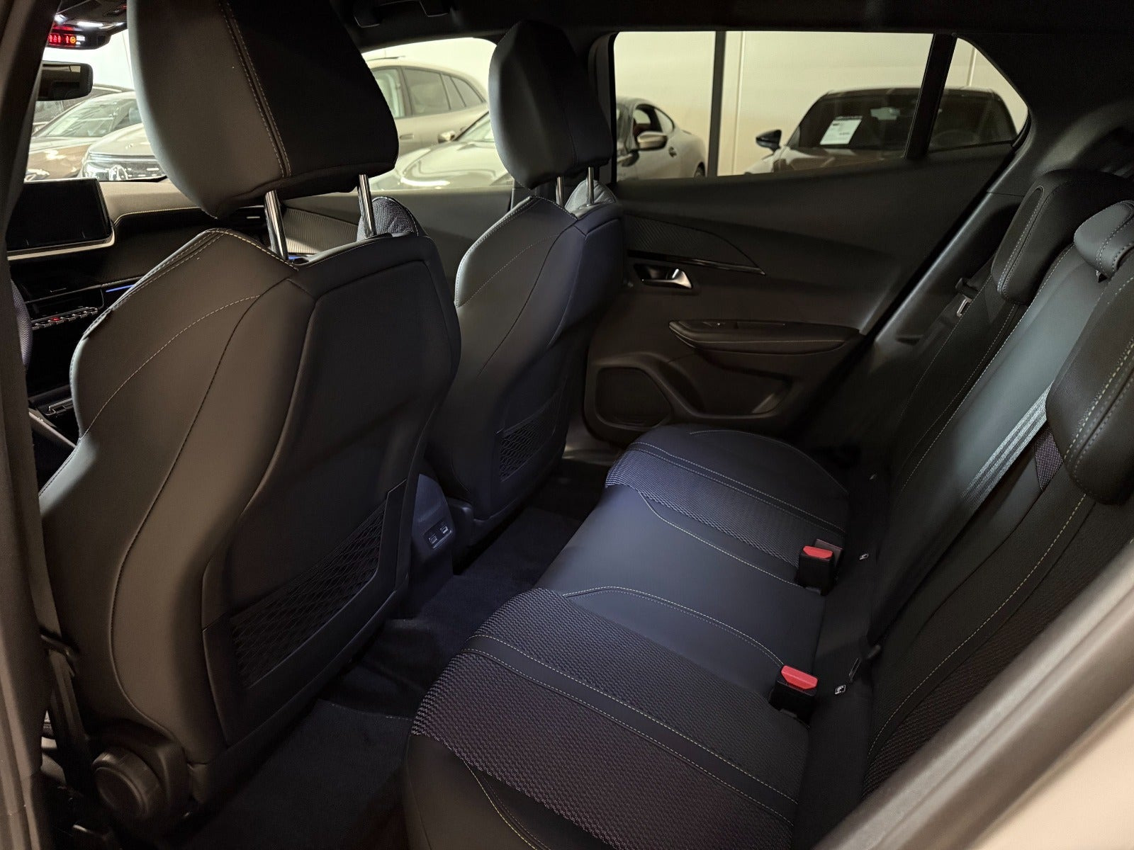Hvid Peugeot e-2008 fra 2024