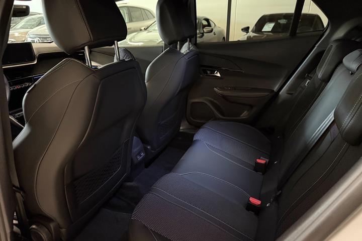 Hvid Peugeot e-2008 fra 2024