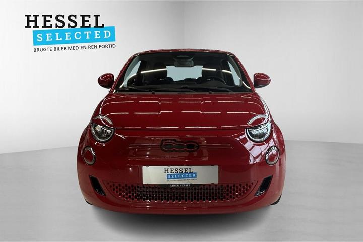 Rød Fiat 500e fra 2024