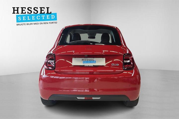Rød Fiat 500e fra 2024