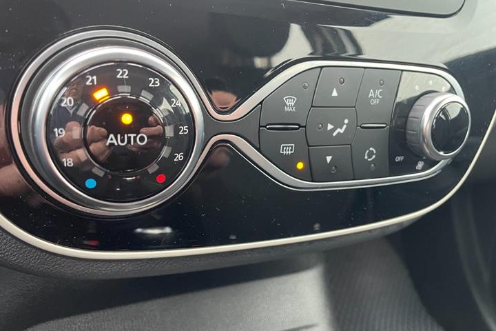 Sølv Renault Captur fra 2018
