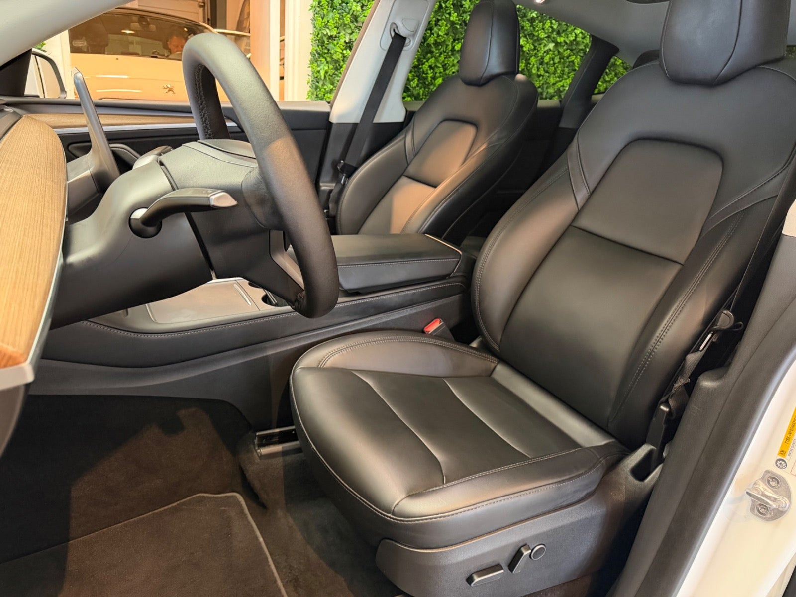 Hvid Tesla Model Y fra 2022