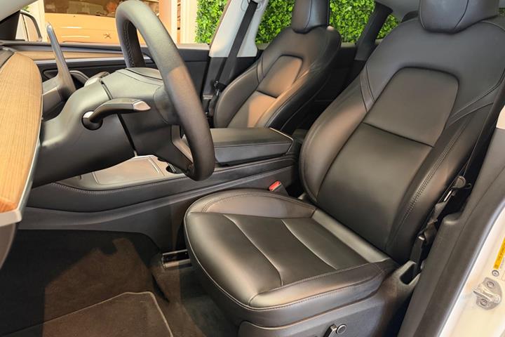 Hvid Tesla Model Y fra 2022