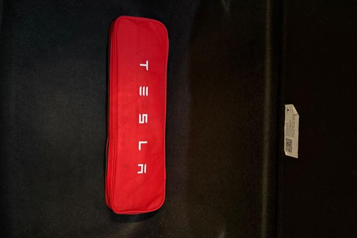 Hvid Tesla Model Y fra 2022