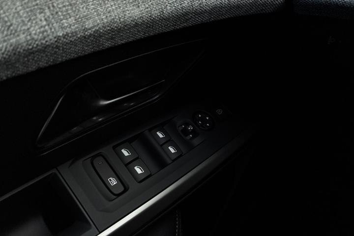 Blå Peugeot e-3008 fra 2025