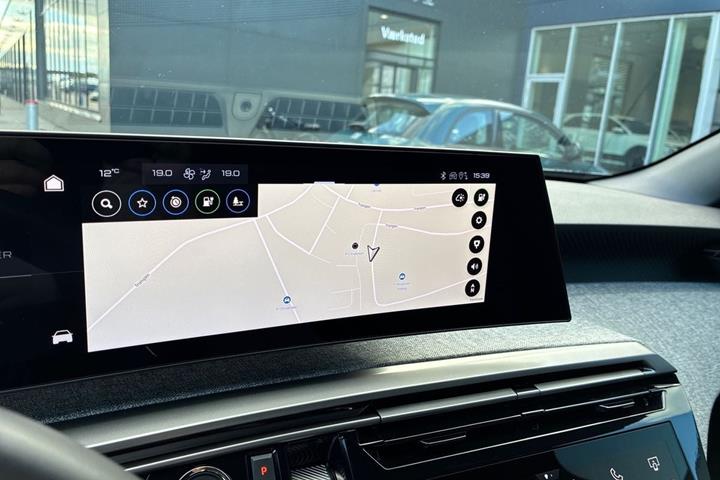 Blå Peugeot e-3008 fra 2025