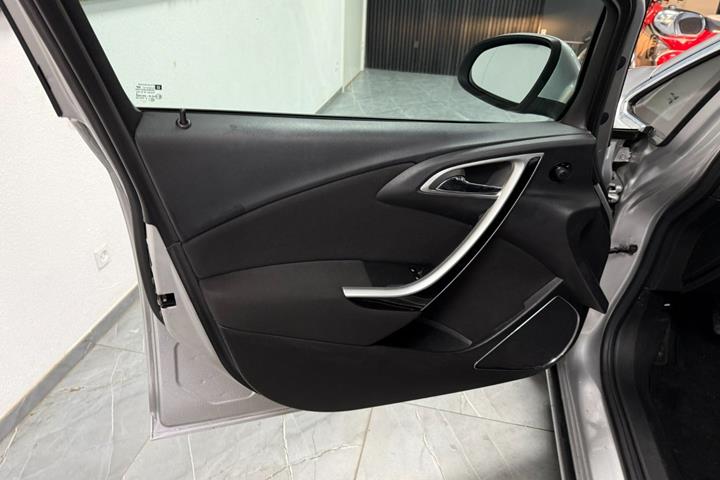 undefined Opel Astra fra 2011
