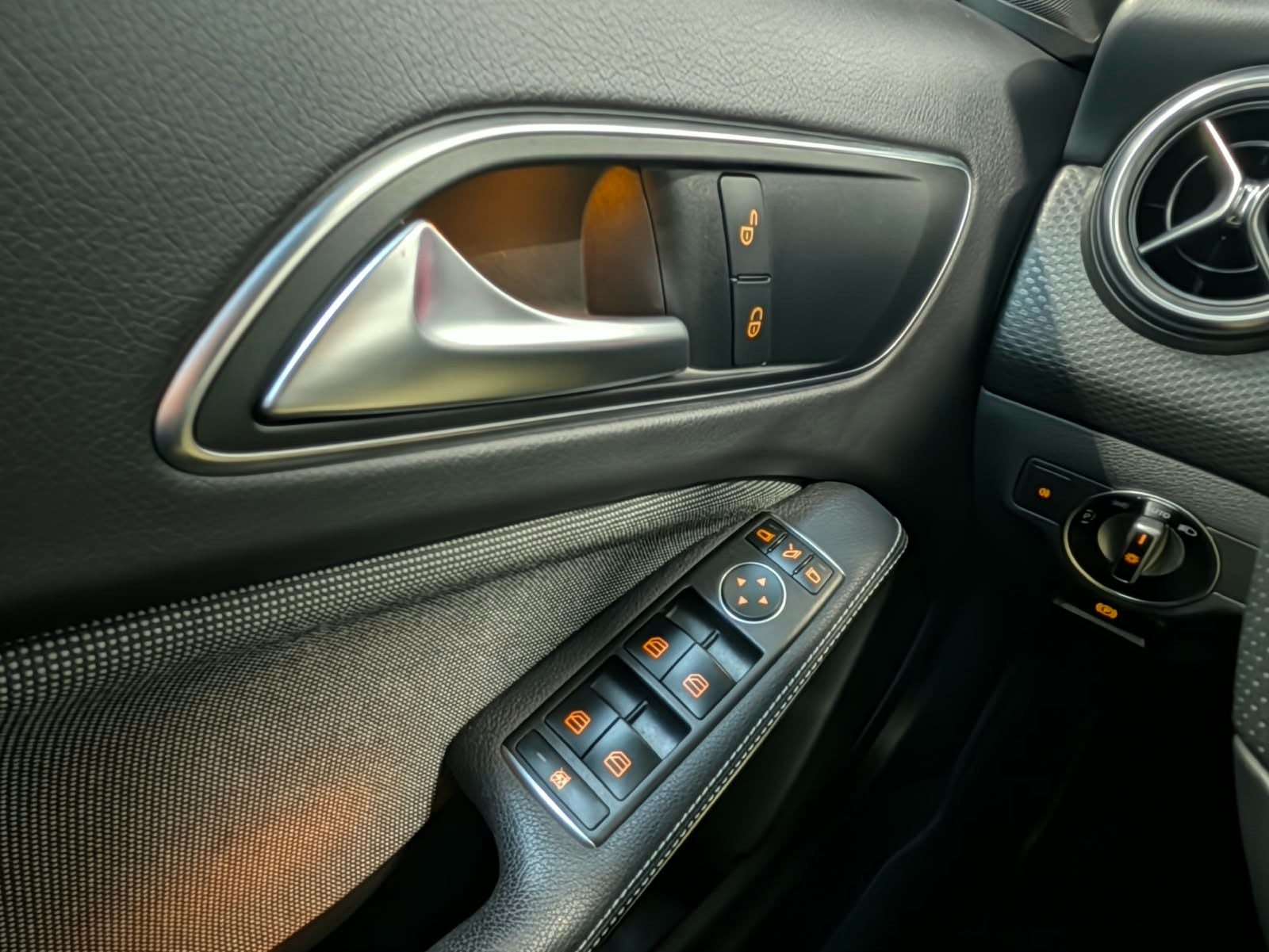 Grå Mercedes A200 fra 2017