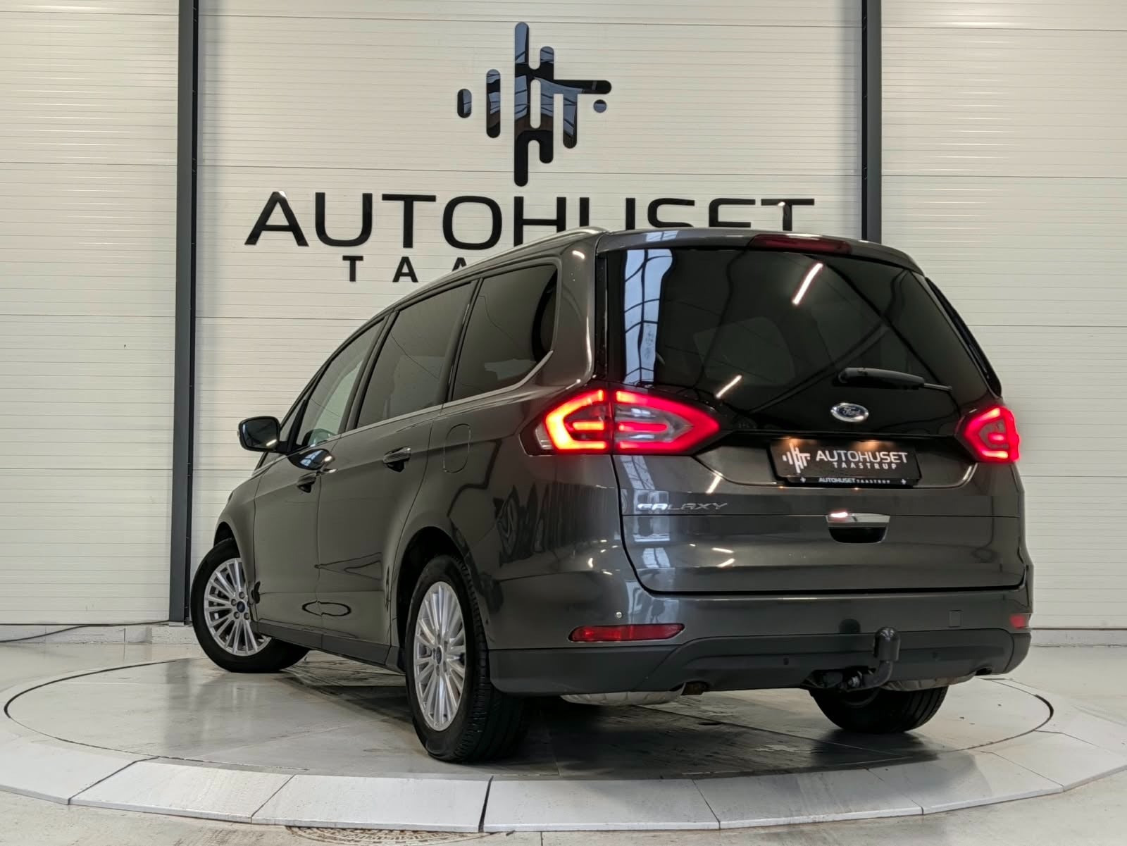 Grå Ford Galaxy fra 2018