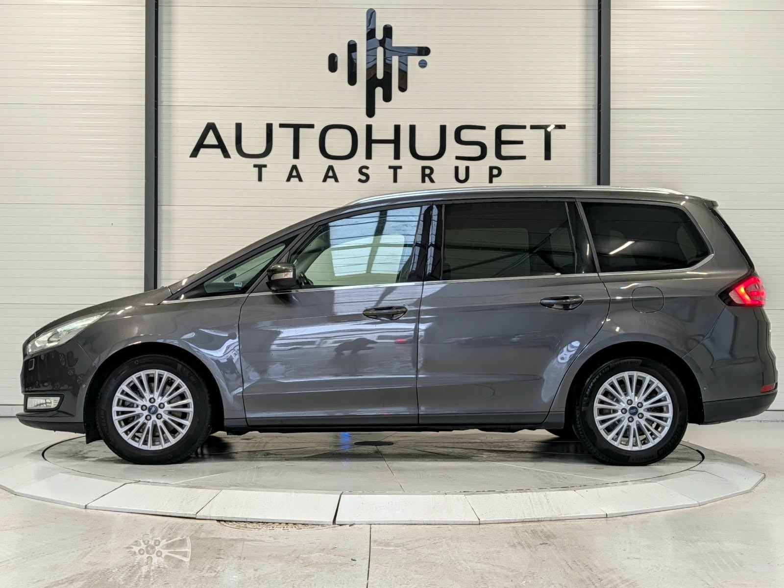 Grå Ford Galaxy fra 2018