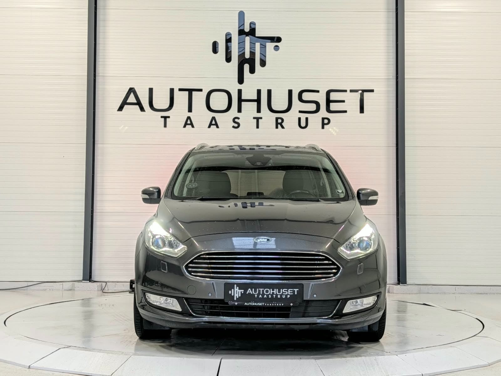 Grå Ford Galaxy fra 2018